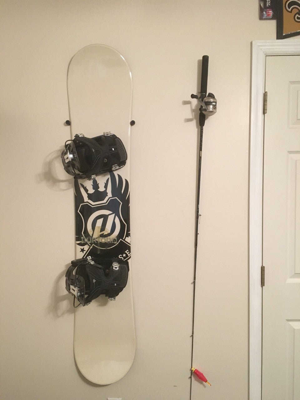 The Cinch Snowboard Display | Floating Rack | 1 Board | Backcountry Sportsman